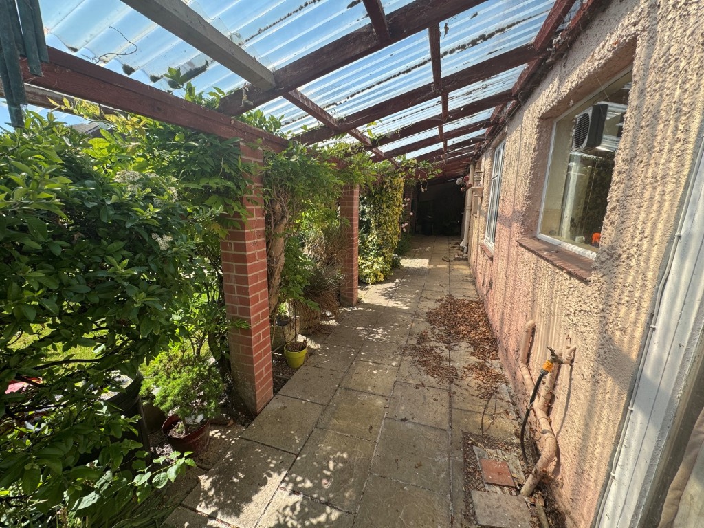 Lot: 94 - TWO-BEDROOM BUNGALOW WITH GARAGE AND PARKING - Rear covered walkway